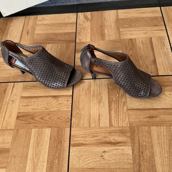 Style and company metallic braided sandals woven size 6 1/2. - Picture 2 of 5